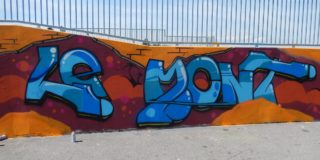 Deux ados de la Feuillère rafraichissent le skate-park